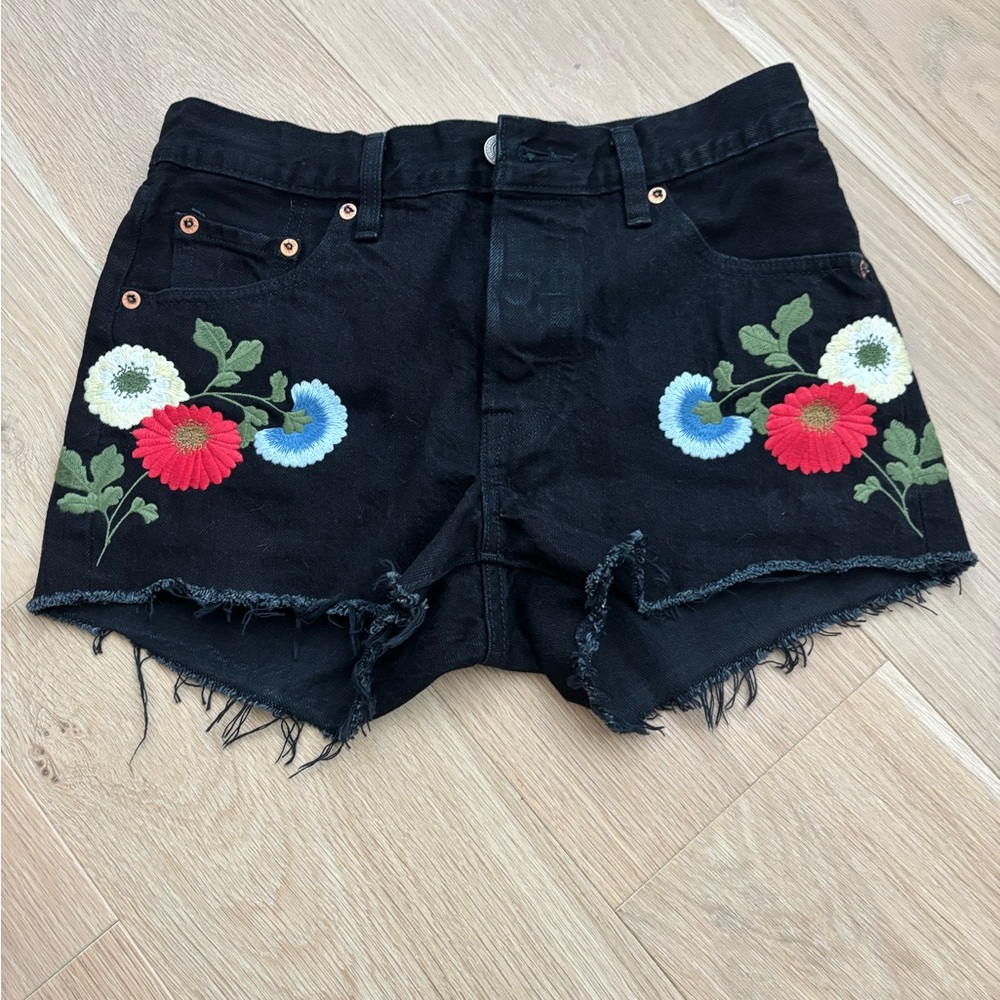 Levi Strauss Floral Embroidered Black Denim Shorts. Size 25